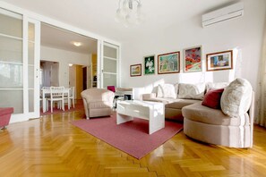 Smart TV, DVD player - One bedroom apartment with terrace and park view (Zagreb)