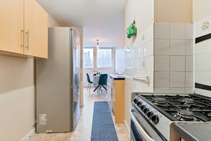 Appartement | Cuisine privée | Réfrigérateur, micro-ondes, four, plaque de cuisson