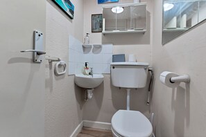 Apartment | Bathroom - Kensington 3 Bedroom Flat Close2subway (London)