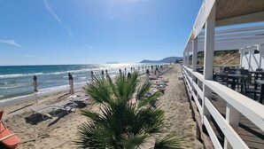 A beachside patio with sun loungers and umbrellas, overlooking the ocean. - COTTAGE A FEW MINUTES FROM THE SEA (Fondi)