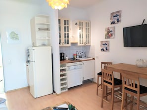 Réfrigérateur, four à micro-ondes, un four, surface de cuisson