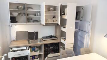 Kühlschrank, Mikrowelle, Ofen, Herdplatte