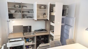 Kühlschrank, Mikrowelle, Ofen, Herdplatte
