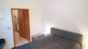 2 makuuhuonetta, työpöytä, silitysrauta/-lauta, ilmainen Wi-Fi