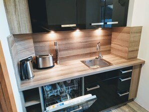 Jääkaappi, mikroaaltouuni, uuni, liesi