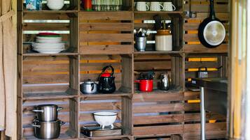 Ấm điện, dụng cụ nấu nướng/bát dĩa/dao nĩa