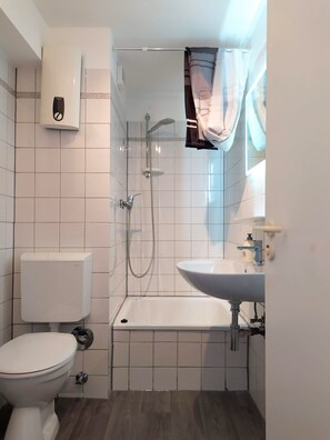 Dusche, kostenlose Toilettenartikel, Haartrockner, Handtücher