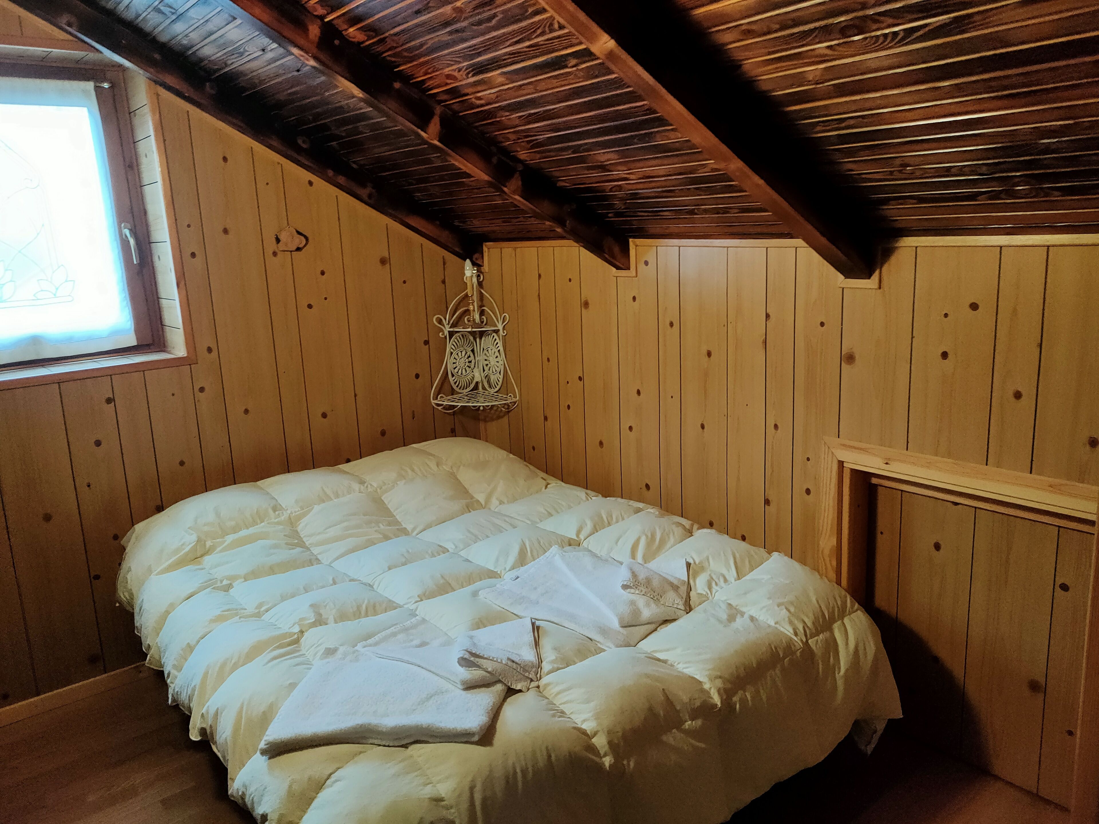 2 bedrooms, internet, bed sheets