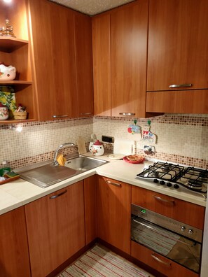 Een koelkast, een microgolfoven, een oven, een kookplaat