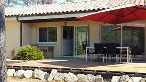 Outdoor dining - Charmante Maison Bien Située Entre Vigne et Pinède au Cœur du Pic Saint Loup (VALFLAUNES)