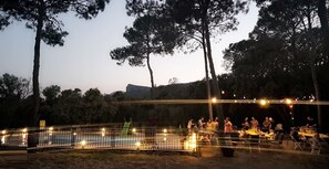 Outdoor dining - Charmante Maison Bien Située Entre Vigne et Pinède au Cœur du Pic Saint Loup (VALFLAUNES)