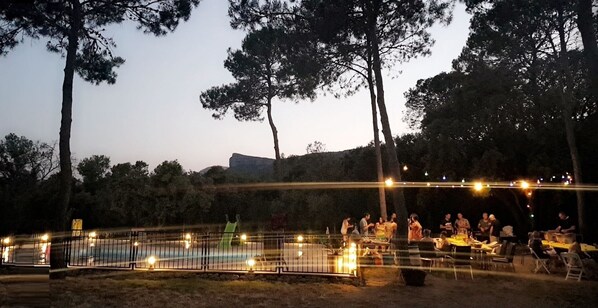 Outdoor dining - Charmante Maison Bien Située Entre Vigne et Pinède au Cœur du Pic Saint Loup (VALFLAUNES)