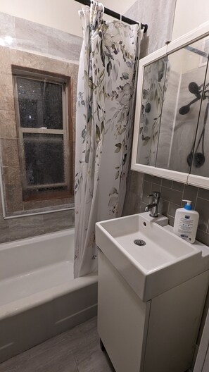 Hair dryer, towels, soap, shampoo - Character Home Away from Home (Thunder Bay)