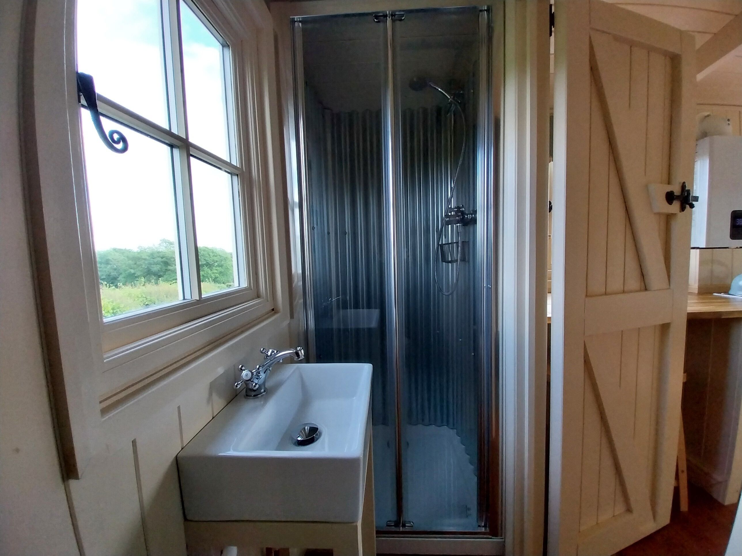 Cabin | Bathroom | Shower, towels, toilet paper