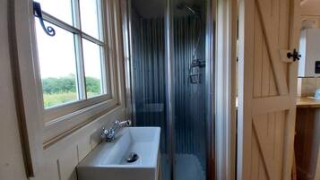 Cabin | Bathroom | Shower, towels, toilet paper
