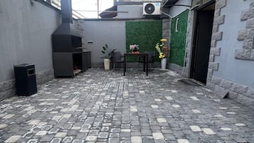 Deluxe Apartment, 1 Queen Bed, Non Smoking, Courtyard View | Living area