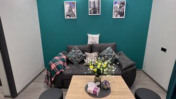 Deluxe Apartment, 1 Queen Bed, Non Smoking, Courtyard View | Living room