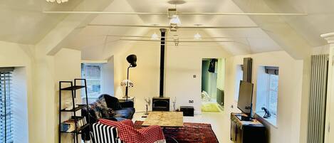 Smart-TV, Kamin, DVD-Player, Bücher