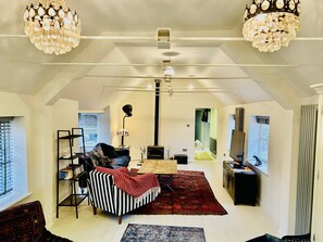 Smart TV, fireplace, DVD player, books - Pet friendly 2 bed cottage - Hot tub, log burner and gardens in countryside (Hunton)