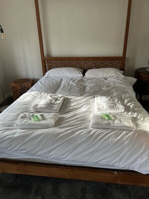 2 bedrooms, desk, iron/ironing board, free WiFi - Pet friendly 2 bed cottage - Hot tub, log burner and gardens in countryside (Hunton)