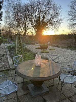 Outdoor dining - Pet friendly 2 bed cottage - Hot tub, log burner and gardens in countryside (Hunton)