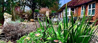 Pet friendly 2 bed cottage - Hot tub, log burner and gardens in countryside