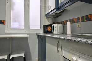 Frigorífico, microondas, horno y placa de cocina