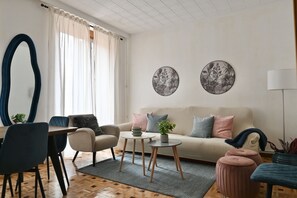 TV - Four Bedroom Apartment in the Bohemian Neighborhood of Malasaña VLD13 (Madrid)