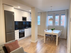 Kühlschrank, Mikrowelle, Ofen, Wasserkocher mit Kaffee-/Teezubehör