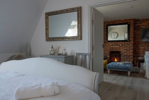 The Loft | Exposed Brick & Fire | Cowdray Views | South Downs | Midhurst High St