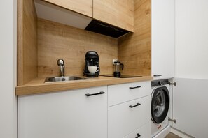 Microwave, coffee/tea maker, electric kettle, cookware/dishes/utensils - Śląska Studio Gdańsk Przymorze by Renters (Gdansk)