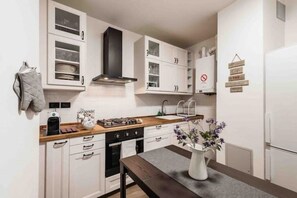 Een koelkast, een magnetron, een oven, een waterkoker