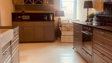 Fridge, oven, stovetop, dishwasher