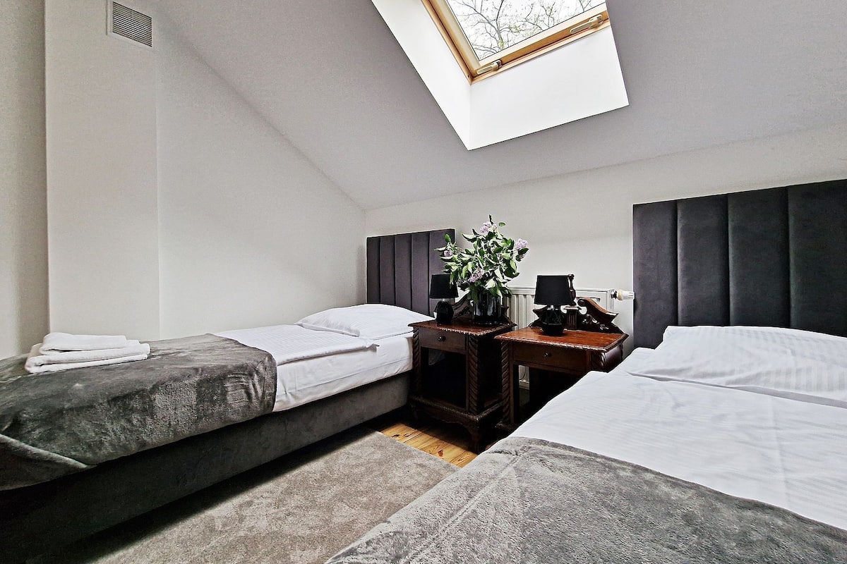 Standard Twin Room | In-room safe, desk, iron/ironing board, free WiFi