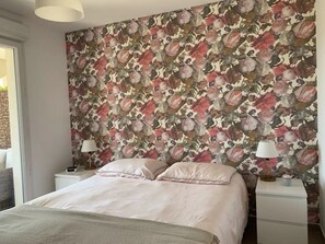 1 dormitorio, tabla de planchar con plancha, ropa de cama