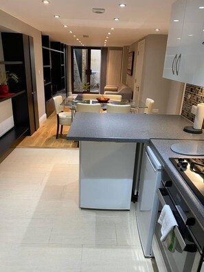 Apartament | Cuina privada | Frigorífic, microones, forn i placa de cuina 