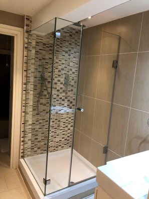 Een douche, handdoeken