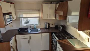 Chalet | Private kitchen | Fridge, microwave, oven, stovetop