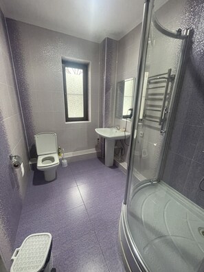 Basic-Zimmer | Badezimmer | Hausschuhe