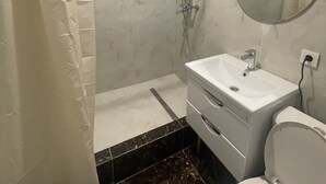 Basic Room | Bathroom | Slippers - Askarov House (Kim Pen Khva Kolkhoz)