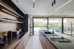 Kjøleskap, mikrobølgeovn, oppvaskmaskin og brødrister