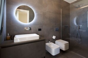 Shower, hair dryer - Villa Passo Salina - Casa Benarifi ,Sicily (Casa Benarifi)