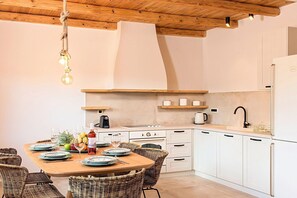 Kühlschrank, Mikrowelle, Ofen, Geschirrspüler