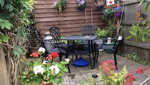Outdoor dining - Charming 1-bed Apartment in Lyme Regis (Lyme Regis)