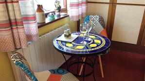 Dining - Charming 1-bed Apartment in Lyme Regis (Lyme Regis)