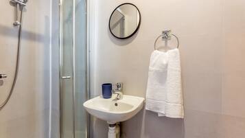 Douche, serviettes fournies