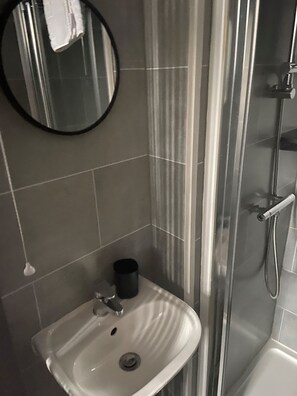 Bathroom - Properties Unique / Room 05 - Sandhaven Rooms Single (South Shields)