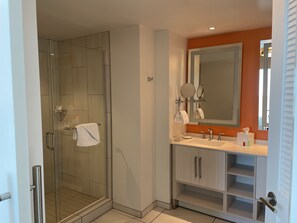 シャワー、ヘアドライヤー、タオル、石鹸