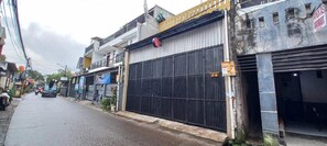Front of property - OYO 93668 Buah Batu Guest House (Bandung)