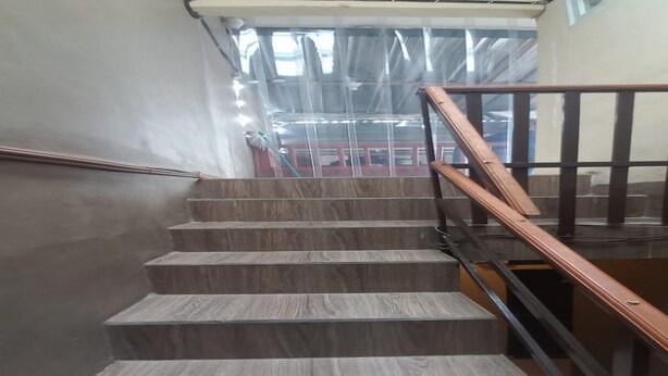 A staircase with wooden steps and a metal handrail. - OYO 93668 Buah Batu Guest House (Bandung)